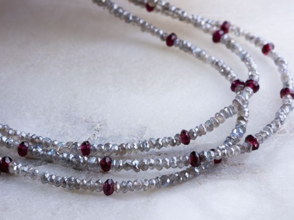 Collar Labradorita y Granates Satélites Borealys