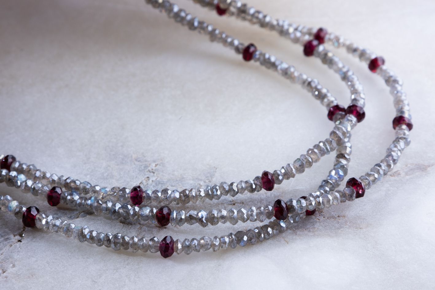 Collar Labradorita y Granates Satélites Borealys