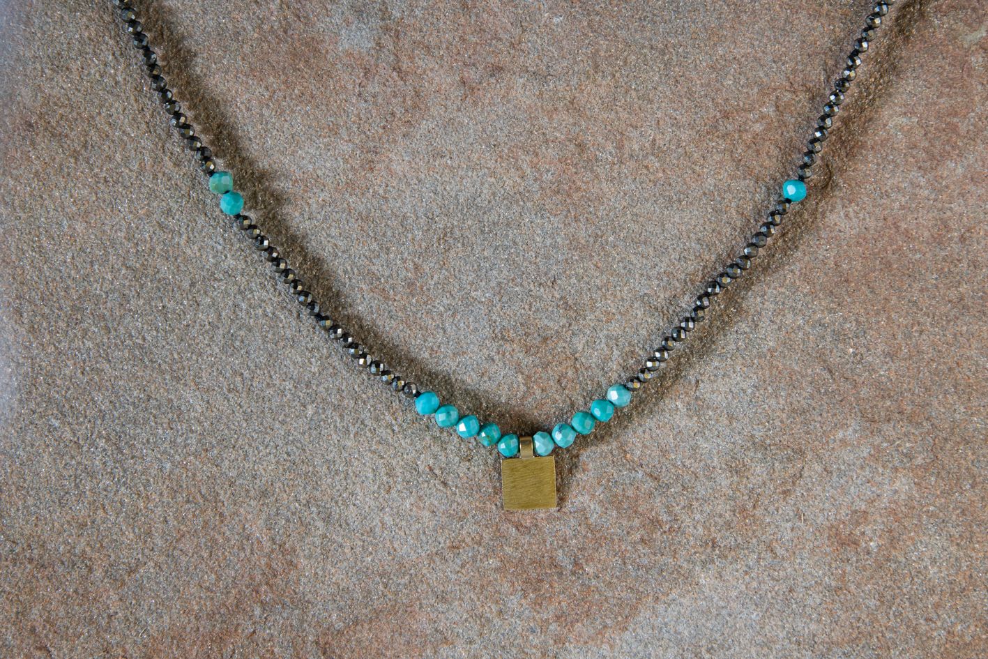 Collar de Turquesa y Pirita Geometría Borealys