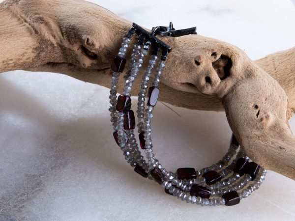 Pulsera de Labradorita y Granates Satélites Borealys