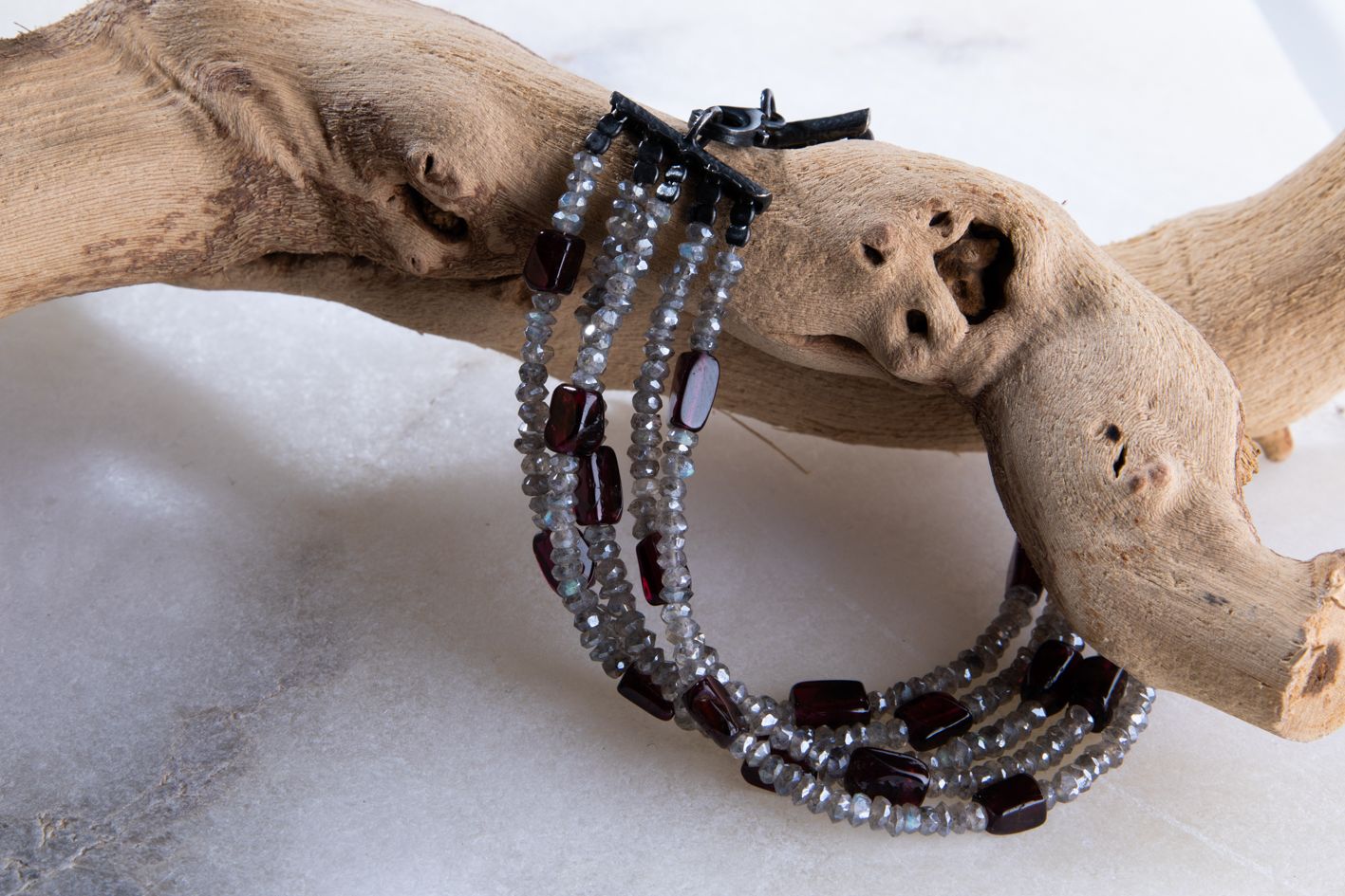 Pulsera de Labradorita y Granates Satélites Borealys