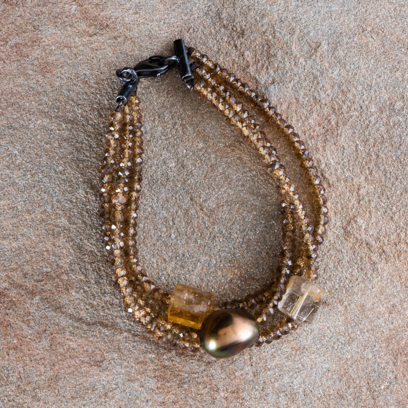 Pulsera de Cuarzos y Perla Tierra Borealys