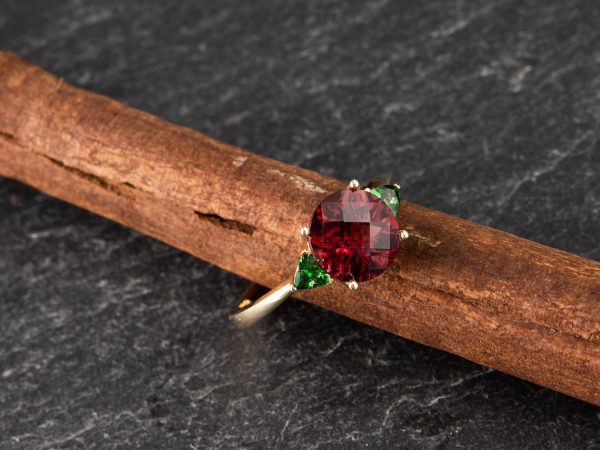 Anillo de Granate y Tsavoritas Clavel Borealys
