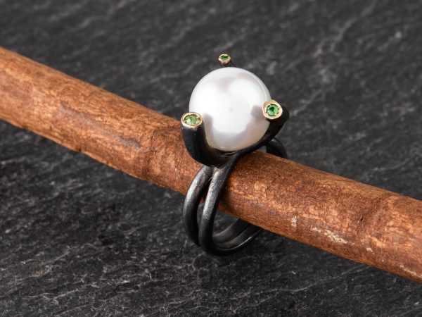 Anillo de Perla y Tsavoritas Reflejo Borealys