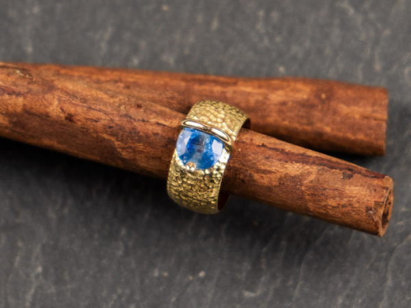 Anillo de Cianita y Oro 18k Pacífico Borealys
