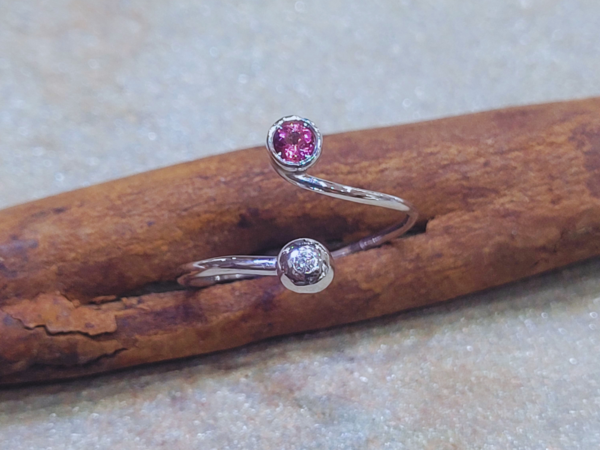 Anillo de Turmalina Rosa y Brillante Espiral Borealys