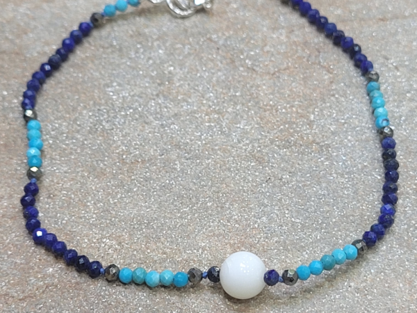 Pulsera de Coral Blanco, Laspilázuli, Turquesa y Pirita Marina Borealys