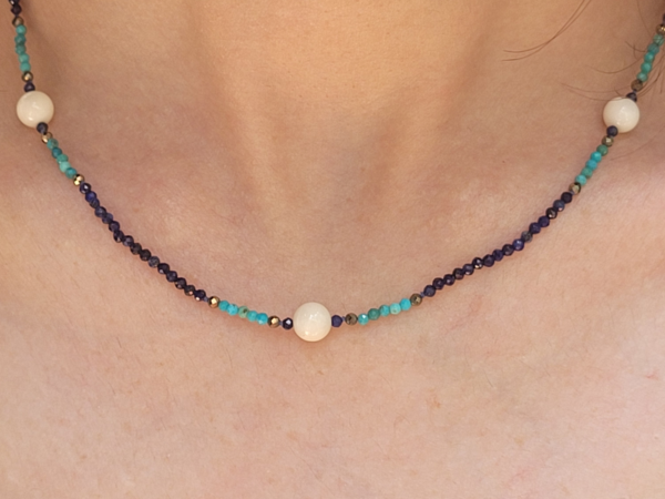 Collar de Coral Blanco, Laspislázuli, Turquesa y Pirita Marina Borealys