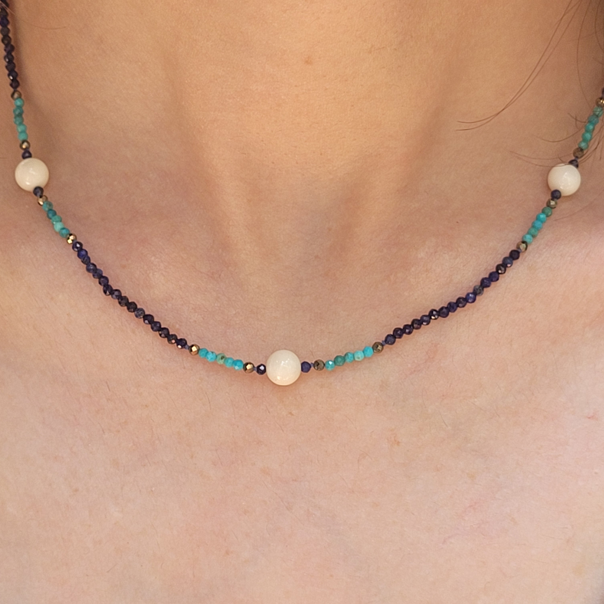 Collar de Coral Blanco, Laspislázuli, Turquesa y Pirita Marina Borealys