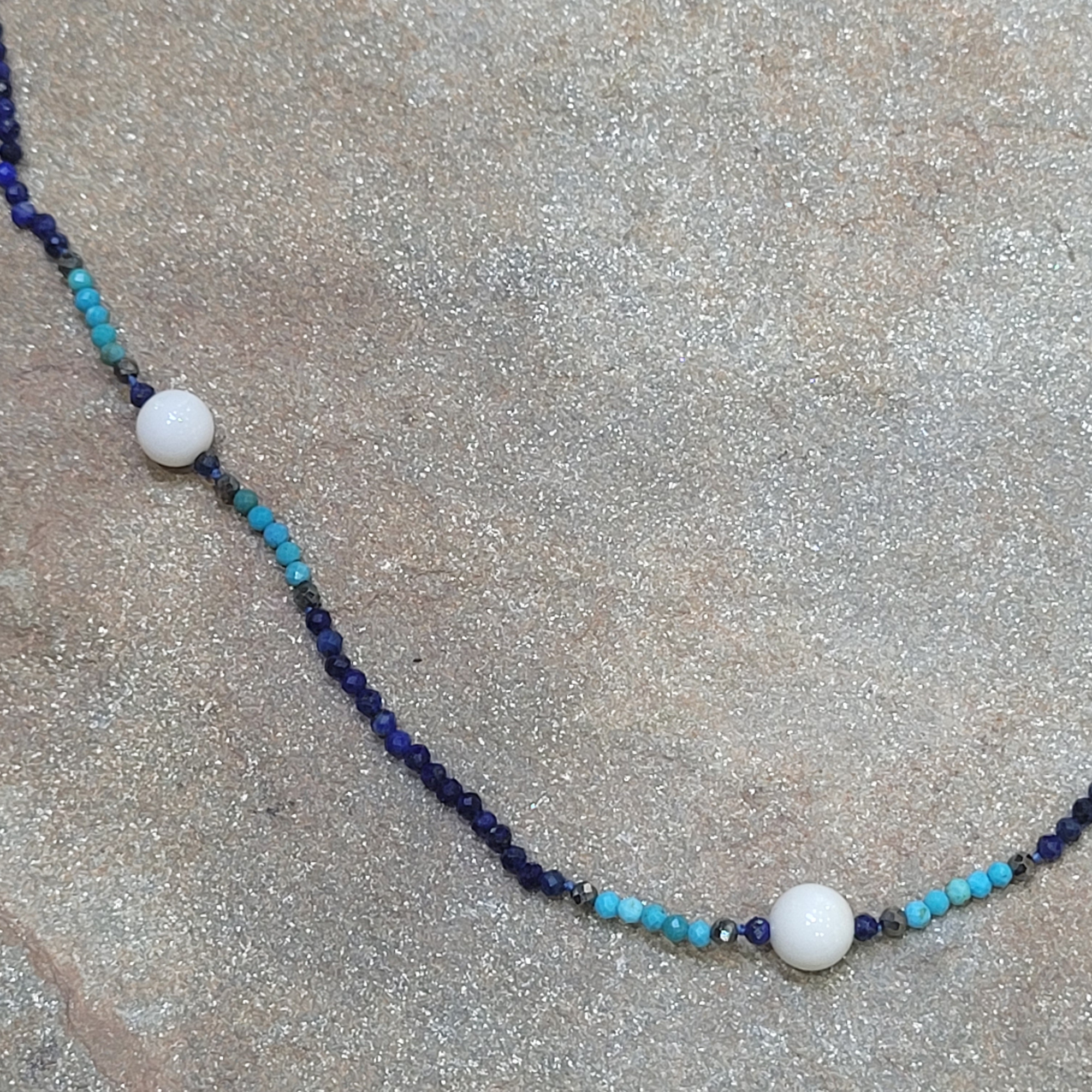 Collar de Coral Blanco, Laspislázuli, Turquesa y Pirita Marina Borealys - Imagen 3