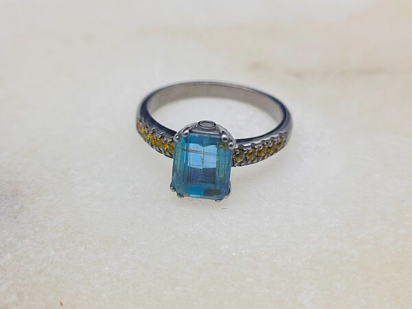 Anillo de Cianita y Zafiros Amarillos Borealys